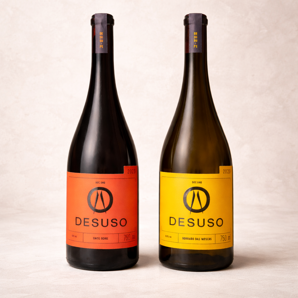 Duas garrafas de vinho DESUSO (tinto e branco)